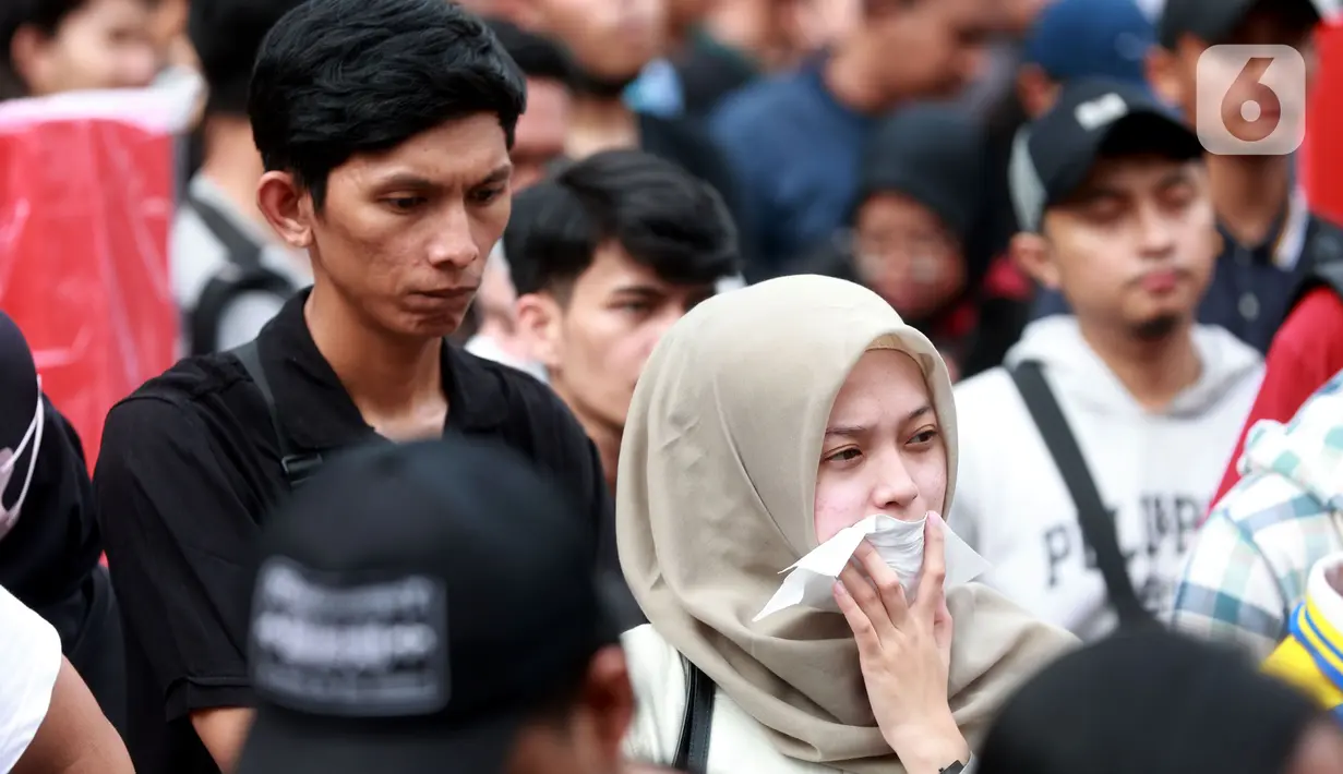 Para calon penonton dipisahkan melalui antrean yang sesuai dengan zona menonton di Stadion Utama Gelora Bung Karno (SUGBK).  (Bola.com/M Iqbal Ichsan)