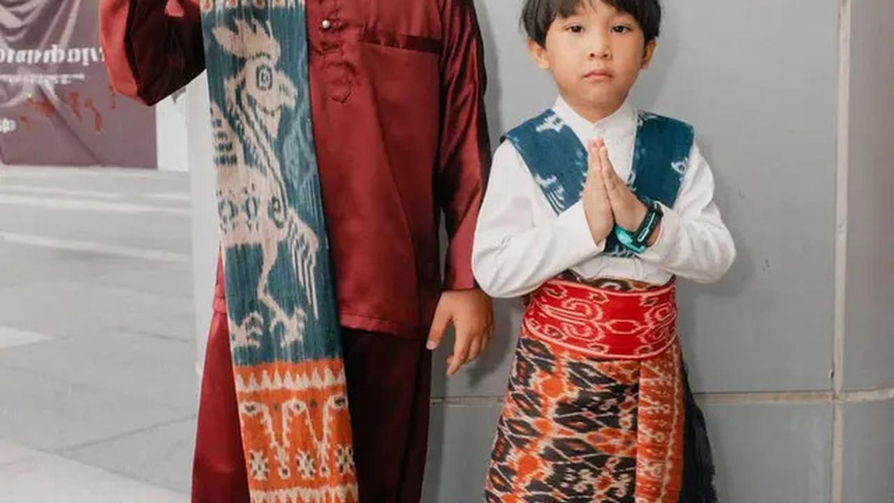 Gaya Andien Aisyah dan Keluarga Kompak dengan Kain Nusa Tenggara, Lestarikan Budaya Nusantara