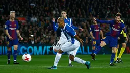 Pemain Barcelona, Lionel Messi berusaha mencetak go ke gawang  Espanyol pada laga leg kedua perempat final Copa del Rey di Camp Nou, Kamis (25/1). Tiket semifinal berhasil diraih Barcelona usai mengalahkan rival sekota, Espanyol 2-0. (AP/Manu Fernandez)