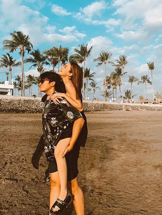 Andira menikmati pemandangan sambil berfoto di pantai bersama teman prianya, Tubagus Akbar. (Liputan6.com/IG/@andirazh)