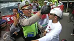Aparat bersitegang dengan massa aksi dari Front Pancasila saat berusaha masuk menuju Hotel Aryaduta, Jakarta, Senin (18/4). Mereka menolak Simposium PKI yang dapat dimanfaatkan menghidupkan kembali paham komunis. (Liputan6.com/Faizal Fanani)