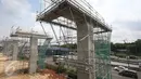 Suasana proyek pembangunan Light Rail Transit (LRT), Jakarta Timur, Rabu (22/3). Mega proyek senilai Rp 22,5 triliun tersebut ditargetkan selesai dan siap beroperasi pada Mei 2019. (Liputan6.com/Immanuel Antonius)