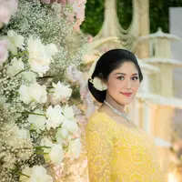 Lihat di sini tampilan anggun bumil Erina Gudono dengan kebaya kuning cerah di acara tingkeban. (Foto: IG/@erinagudono).