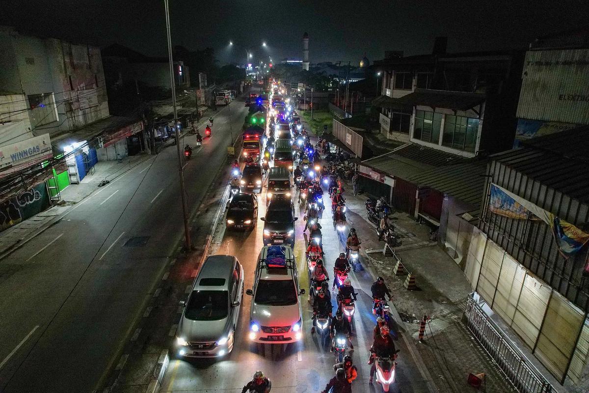 FOTO: Pemudik Padati Jalur Arteri Bekasi Cikampek
