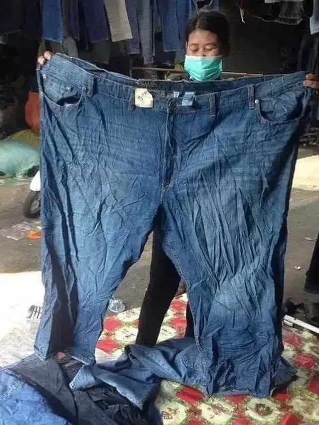 6 Potret Pakai Benda Kebesaran Ini Absurd Banget, Kocak