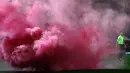 Laga Swindon Town kontra Manchester City pada putaran ketiga Piala FA 2021/22 yang berlangsung di Country Ground diwarnai dengan smoke bomb. Hal tersebut terjadi saat Harry McKirdy mencetak gol pertama dan satu-satunya untuk The Robins. (AFP/Adrian Dennis)