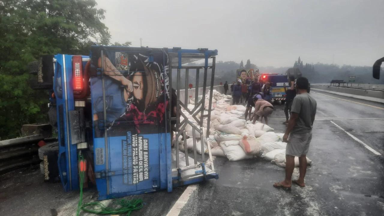 Truk Terguling di Tol Cipularang, Satu Pengemudi Meninggal Dunia