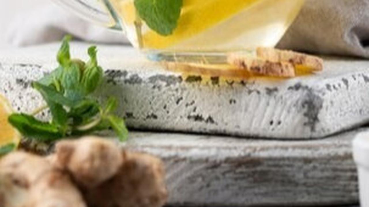 Dengan berbagai variasi resep, Anda dapat menikmati kelezatan dan manfaat kesehatan yang ditawarkan oleh infused water.&nbsp;
