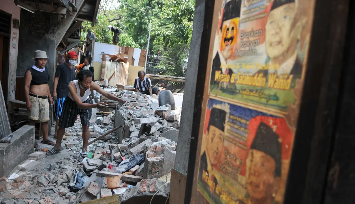 Warga membongkar sendiri bangunan miliknya yang berada di Petojo Utara VI Kecamatan Gambir, Jakarta, Rabu (30/9/15). Lokasi tersebut nantinya akan difungsikan untuk normalisasi kali Krukut. (Liputan6.com/Gempur M Surya) 