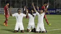 Tiga pemain Timnas Indonesia U-19, Braif Fatari, Bagus Kahfi, dan Bagas Kaffa, bersyukur meraih kemenangan 4-0 atas Hong Kong U-19 dalam laga Grup K Kualifikasi Piala AFC U-19 2020 di Stadion Madya, Jakarta, Jumat (8/11/2019). (Bola.com/Yoppy Renato)