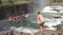 Kolam renang Devil yang terletak tepat di air terjun Victoria yang  di perbatasan atar dua negara yaitu Zambia dan Zimbabwe. Kolam renang ini hanya dikunjungi hanya pada waktu - waktu tertentu karena leverl air yang begitu tinggi dan deras. (www.origo.hu)