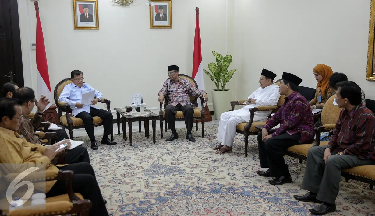 Suasana pertemua antara Wakil Presiden Jusuf Kalla berbincang dengan Sekjen International Conference for Islamic Scholars (ICIS), KH Hasyim Muzadi di Kantor Wakil Presiden, Jakarta, Senin (26/10/2015). (Liputan6.com/Faizal Fanani)