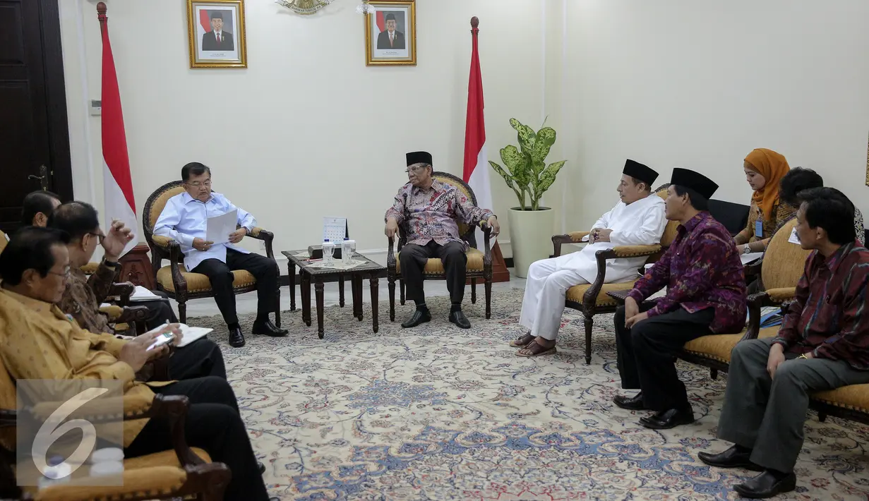 Suasana pertemua antara Wakil Presiden Jusuf Kalla berbincang dengan Sekjen International Conference for Islamic Scholars (ICIS), KH Hasyim Muzadi di Kantor Wakil Presiden, Jakarta, Senin (26/10/2015). (Liputan6.com/Faizal Fanani)
