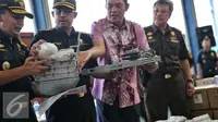 Petugas menunjukan barang bukti sabu yang dimasukan dipemanas air di Jakarta, Selasa (2/2). 16,81 kg narkotika jenis methamphetamin atau shabu asal China berhasil digagalkan Bea dan Cukai, BNN, Polres Pelabuhan Tanjung Priok. (Liputan6.com/Faizal Fanani)