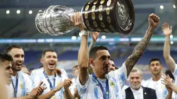 Gelandang ArgentinA, Angel Di Maria mengangkat trofi saat ia merayakan dengan rekan setimnya setelah mengalahkan Brasil 1-0 dalam pertandingan final Copa America di stadion Maracana di Rio de Janeiro, Brasil, Minggu (11/7/2021). (AP Photo/Andre Penner)