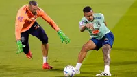 Pemain Brasil Gabriel Jesus (kanan) dan penjaga gawang Weverton berlatih saat sesi latihan di Stadion Grand Hamad, Doha, Qatar, 29 November 2022. Brasil akan menghadapi Kamerun dalam pertandingan sepak bola Grup G Piala Dunia 2022 pada 2 Desember. (AP Photo/Andre Penner)