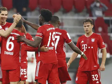Para pemain Bayern Munchen merayakan gol yang dicetak oleh Robert Lewandowski ke gawang Eintracht Frankfurt pada laga Piala Jerman di Allianz Arena, Rabu (10/6/2020). Bayern Munchen menang 2-1 atas Eintracht Frankfurt. (AP/Kai Pfaffenbach)