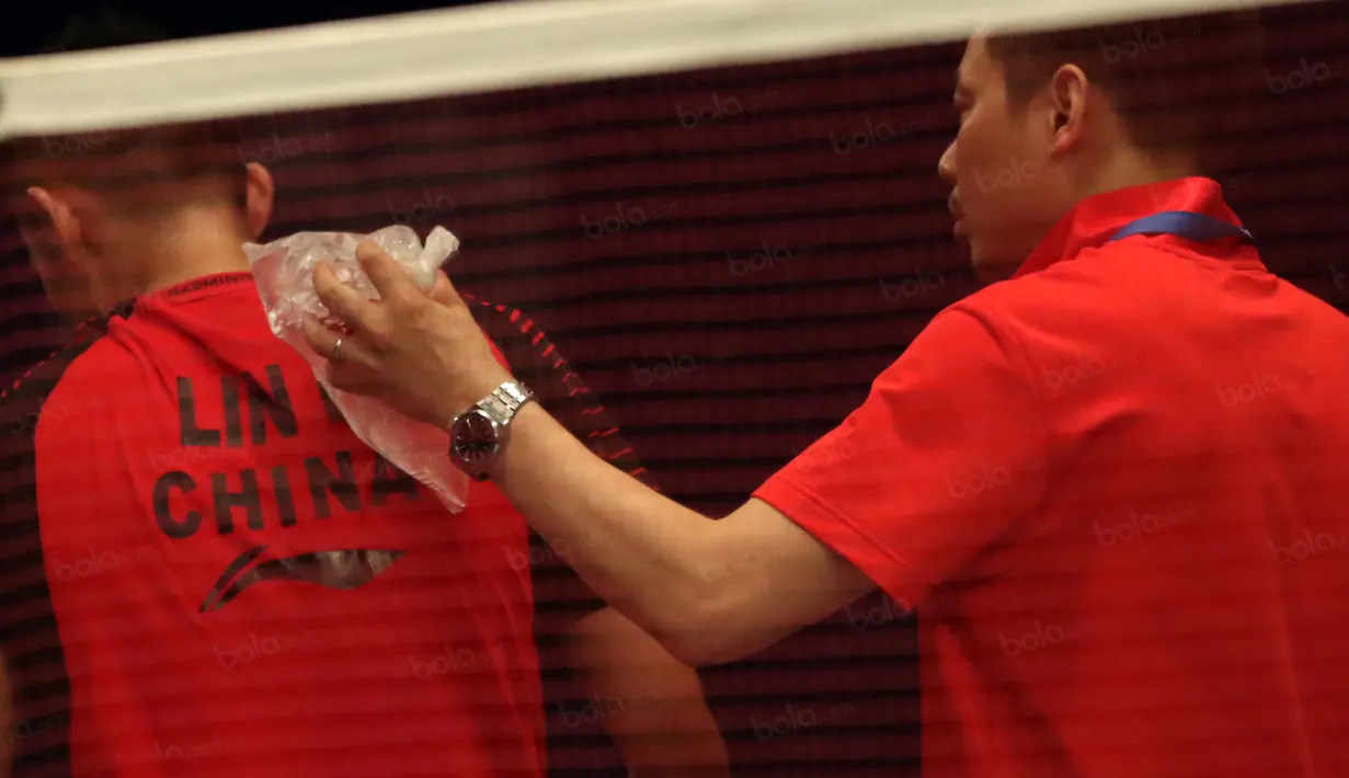 Lin Dan  mendapat perawatan berupa es batu oleh pelatihnya saat berlaga melawan Jonatan Christie  pada Indonesia Open 2016 di Istrora Senayan, Jakarta, Kamis (2/6/2016). (Bola.com/Nicklas Hanoatubun)