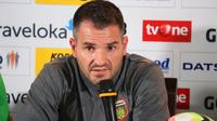 Pelatih Bhayangkara FC, Simon McMenemy, pada konferensi pers jelang laga melawan Persib Bandung. (Liputan6.com/Kukuh Saokani)