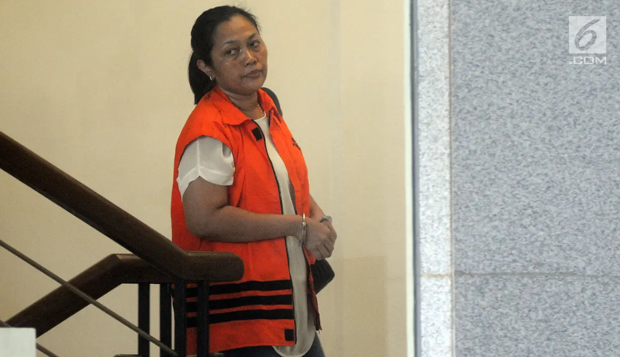 Orang kepercayaan Bowo Sidik Pangarso, Indung menuju ruangan pemeriksaan di Gedung KPK, Jakarta, Selasa (23/4). Karyawan PT Inersia tersebut diperiksa sebagai tersangka terkait kasus dugaan suap PT Humpuss Transportasi Kimia dalam pengiriman pupuk. (merdeka.com/Dwi Narwoko)