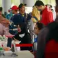 Suasana saat para pelamar kerja disabilitas menghadiri acara Job Fair Disabilitas bertajuk Cinta Disabilitas di Lapangan Banteng, Jakarta, Sabtu (3/12/2022). Sebanyak 20 perusahaan dari BUMD DKI Jakarta dan perusahaan swasta lainnya yang ikut serta dalam acara ini. (merdeka.com/Imam Buhori)