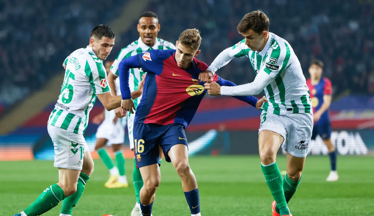 Berkat hasil ini, Barca masih kukuh bertengger di puncak klasemen dengan poin 67, unggul empat poin dari Real Madrid yang baru dikalahkan Valencia. (AP Photo/Joan Monfort)