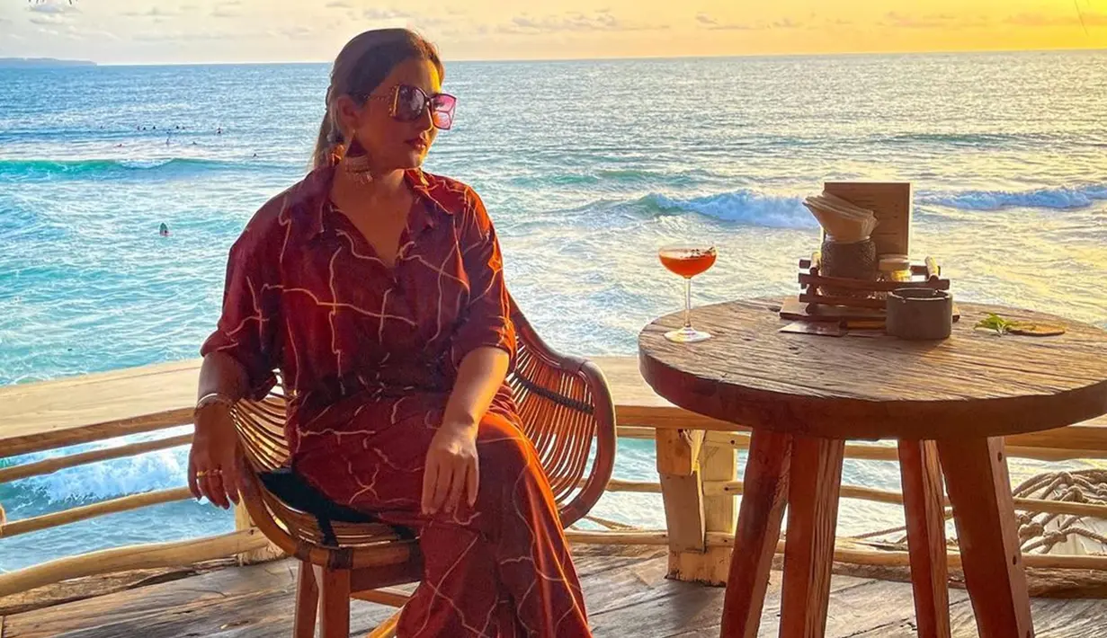 Salah satu penampilan Ashanty yang membuatnya tampak memesona yakni kala memakai outfit berwarna merah. Tampil dengan warna terang, pesonanya justru semakin karismatik. (Liputan6.com/IG/@ashanty_ash)