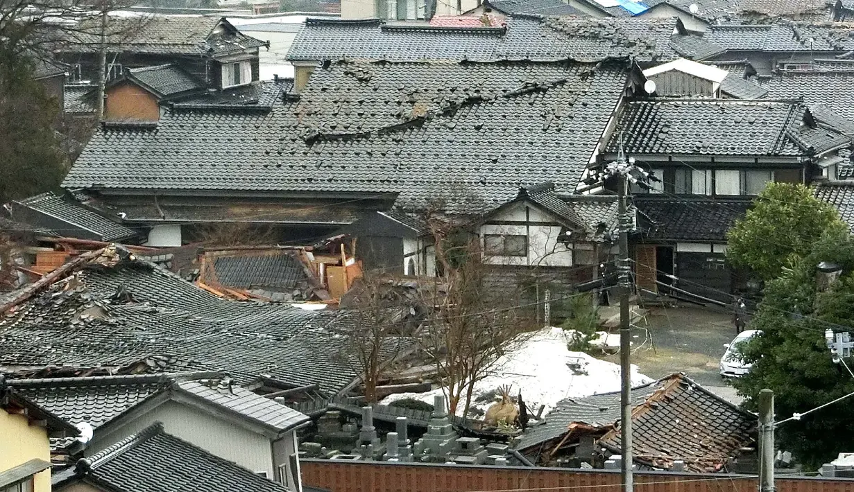 Tim penyelamat Jepang bergegas mencari korban selamat pada 3 Januari ketika pihak berwenang memperingatkan akan adanya tanah longsor dan hujan lebat setelah gempa bumi dahsyat yang menewaskan sedikitnya 62 orang. (Foto oleh JIJI Press/AFP)/Japan OUT