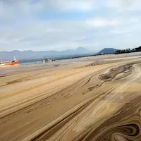 Perairan Teluk Bima yang selama ini dikenal sebagi &lsquo;rumah&rsquo; bagi beragam biota laut, airnya kini berubah warna menjadi cokelat keruh. (Liputan6.com/ Miftahul Yani)