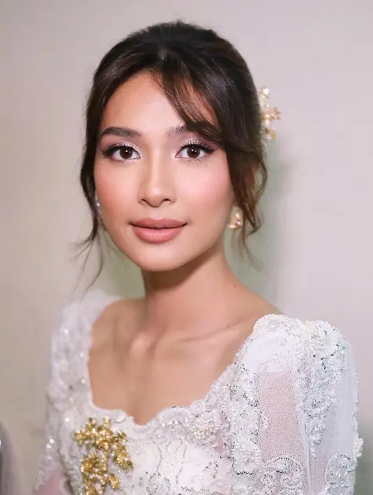 Untuk makeup, MUA Aditya dibalik akun @vagueskin memilih look yang flawless dan berfokus pada area mata Mikha Tambayong. @miktambayong.
