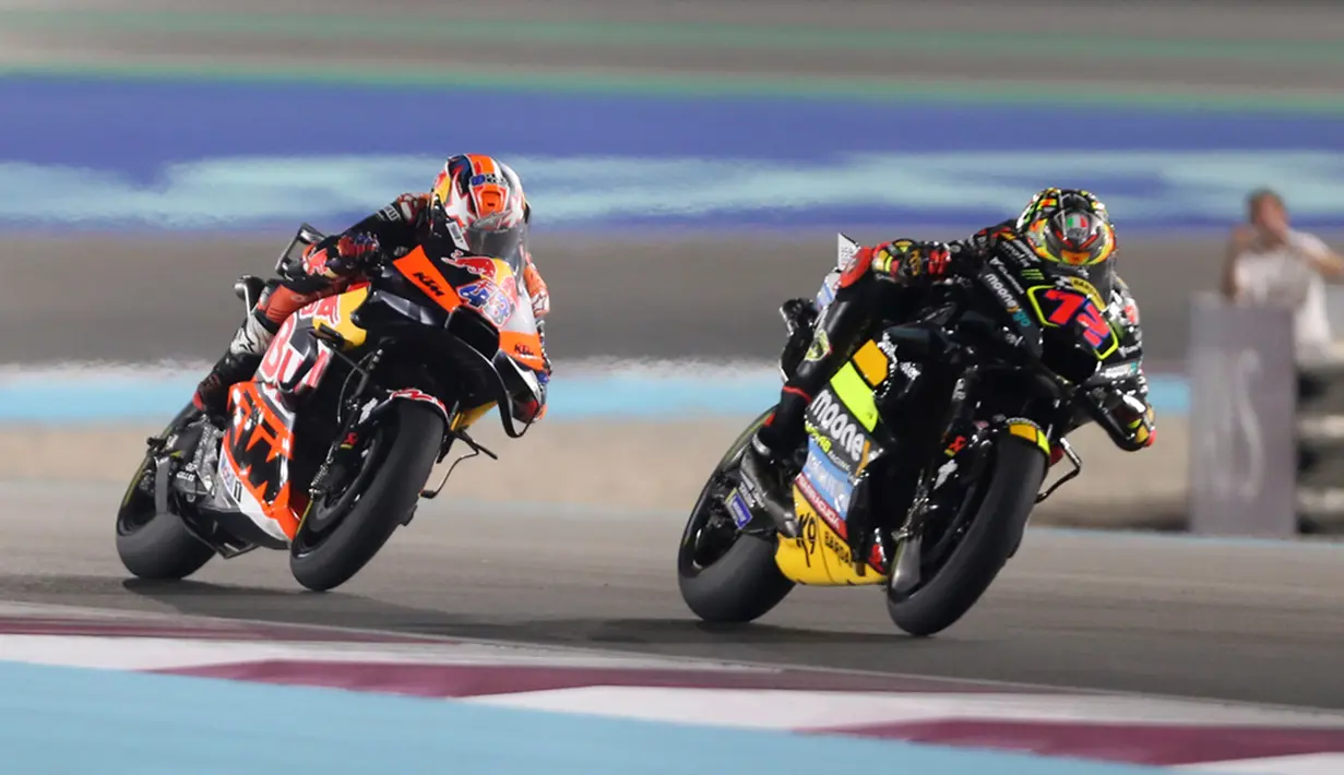 Pecco Bagnaia kini hanya membutuhkan 5 poin untuk menjadi juara saat mengikuti seri terakhir di MotoGP Valencia. Ini artinya, Bagnaia cuma butuh finis minimal di posisi ke-11 untuk bisa jadi juara dunia MotoGP. (AP Photo/Hussein Sayed)