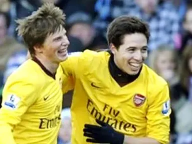 Dua pemain Arsenal Andrey Arshavin (kiri) dan Samir Nasri masing-masing menyumbang satu gol pada kemenangan 4-2 atas Aston Villa dalam partai Liga Premier di Villa Park, 27 November 2010. AFP PHOTO/OLLY GREENWOOD