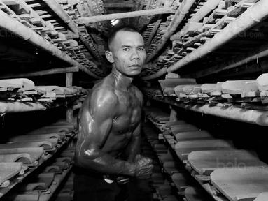 Sang juara, Oman (41) menunjukan kekuatan ototnya saat mengikuti kontes binaraga di Desa Jatiwangi, Majalengka, Jawa Barat, (11/8/2017). Kontes yang digelar setiap tahun ini merupakan bagian dari perayaan HUT kemerdekaan RI. (Bola.com/M iqbal Ichsan)