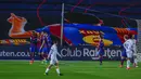 Pemain Barcelona Oscar Mingueza (kiri tengah) melakukan selebrasi usai mencetak gol ke gawang Huesca pada pertandingan Liga Spanyol di Stadion Camp Nou, Barcelona, Spanyol, Senin (15/3/2021). Barcelona menang 4-1. (AP Photo/Joan Monfort)