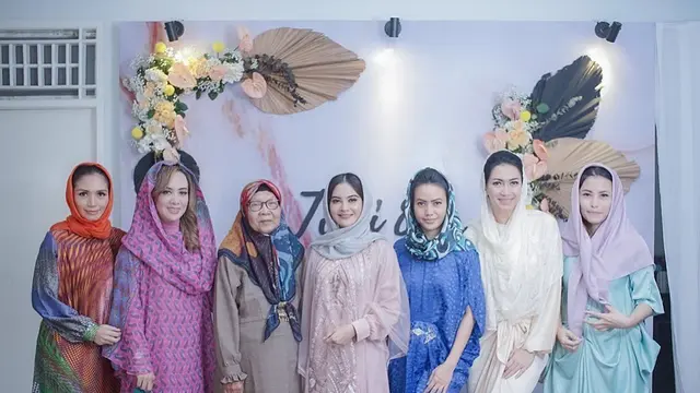 7 Potret Tiwi Eks T2 Gelar Pengajian Jelang Menikah, Tampil Elegan dengan Kerudung