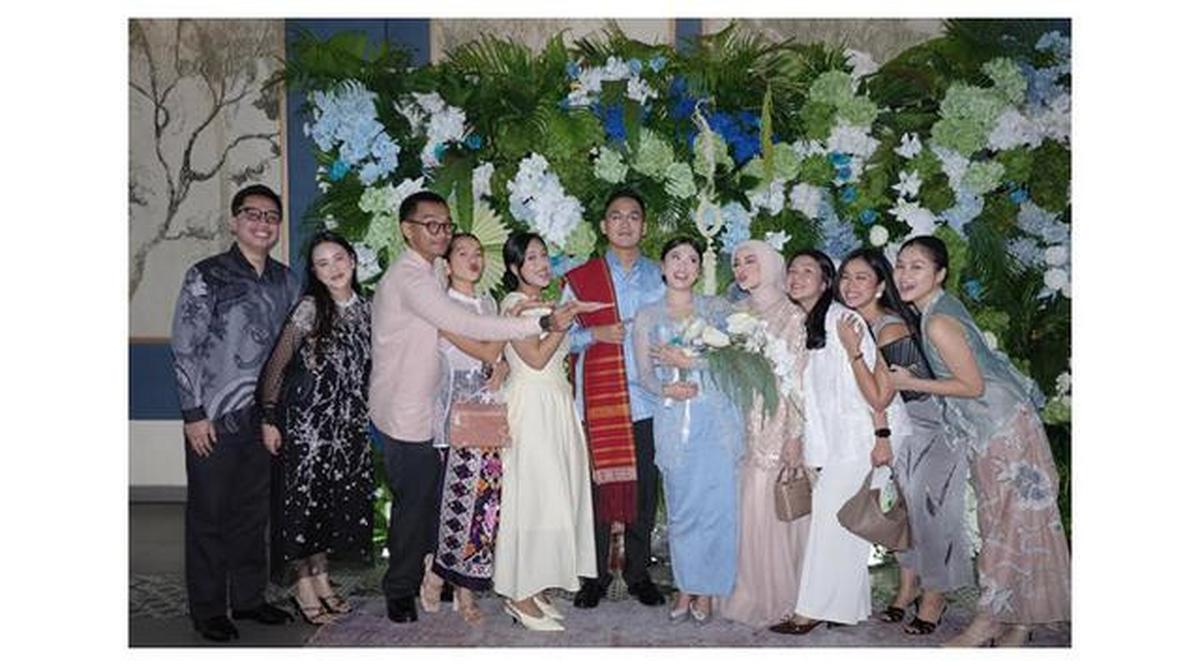 Potret Memukau Aurel Hermansyah Pakai Gamis Lace di Lamaran Adik Raditya Dika