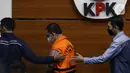 Walikota Cimahi periode 2017-2022, Ajay Muhammad Priatna (rompi oranye) dibawa petugas usai rilis penahanan di Gedung KPK, Jakarta, Kamis (18/8/2022). KPK kembali menahan Ajay Muhammad Priatna sebagai tersangka dugaan pemberian suap terkait pengurusan penanganan perkara korupsi dan penerimaan gratifikasi di lingkungan Pemkot Cimahi, Jawa Barat. (Liputan6.com/Helmi Fithriansyah)