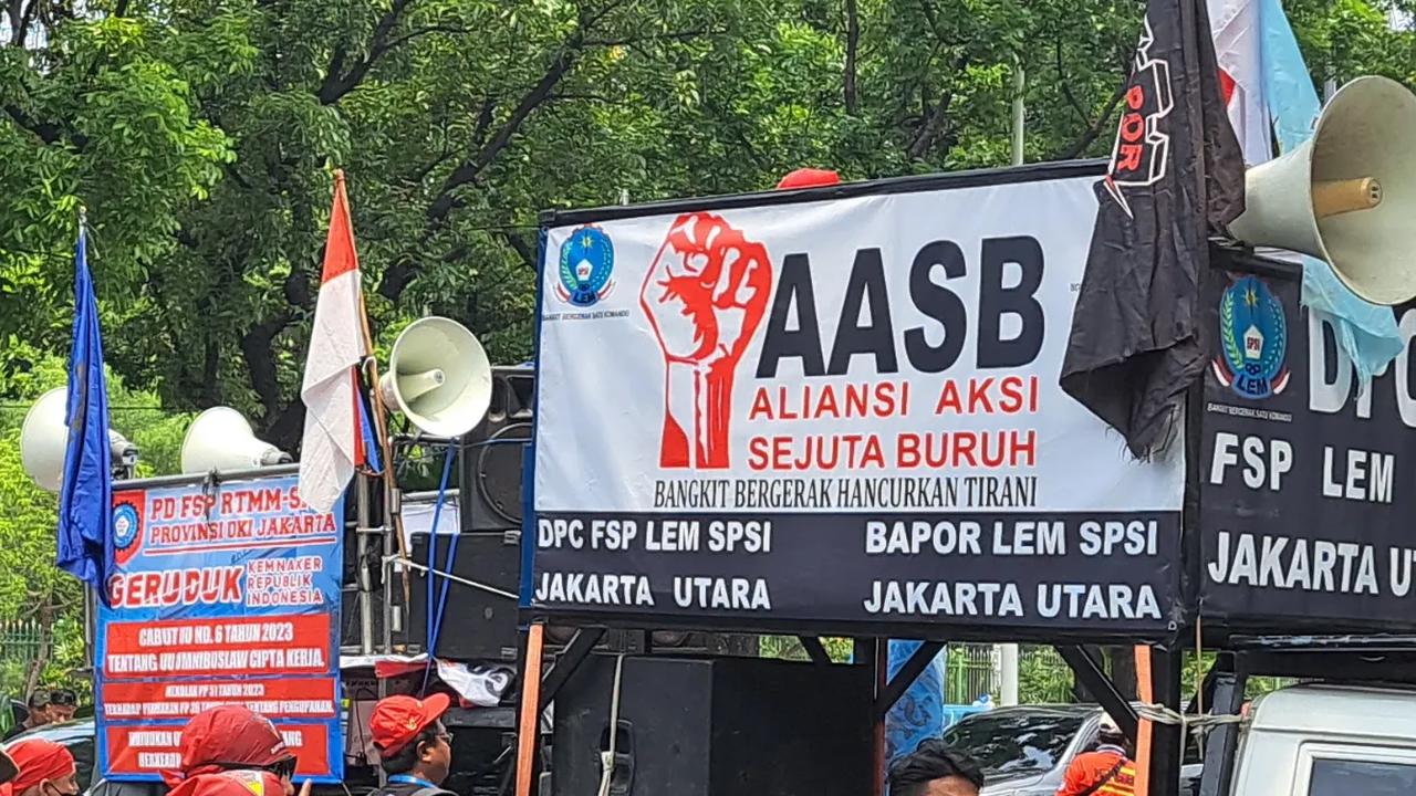 Perjuangkan UMP Jakarta 2024 Rp5,6 Juta, Buruh Rusak Pagar Balai Kota DKI