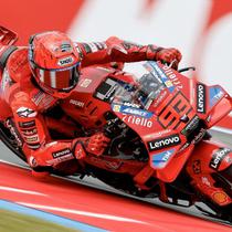 Pembalap MotoGP asal Spanyol dari Tim Ducati Lenovo, Marc Marquez, mengambil tikungan selama latihan bebas menjelang Grand Prix MotoGP Belanda 2025 di Sirkuit TT Assen, di Assen pada 27 Juni 2025. (Vincent Jannink/ANP/AFP)