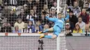 Kiper Newcastle United, Rob Elliot gagal mengantisipasi tembakan Coutinho ipada lanjutan Premier League di St James Park, Newcastle, (1/10/2017). Liverpool bermain imbang 1-1. (Owen Humphreys/PA via AP)