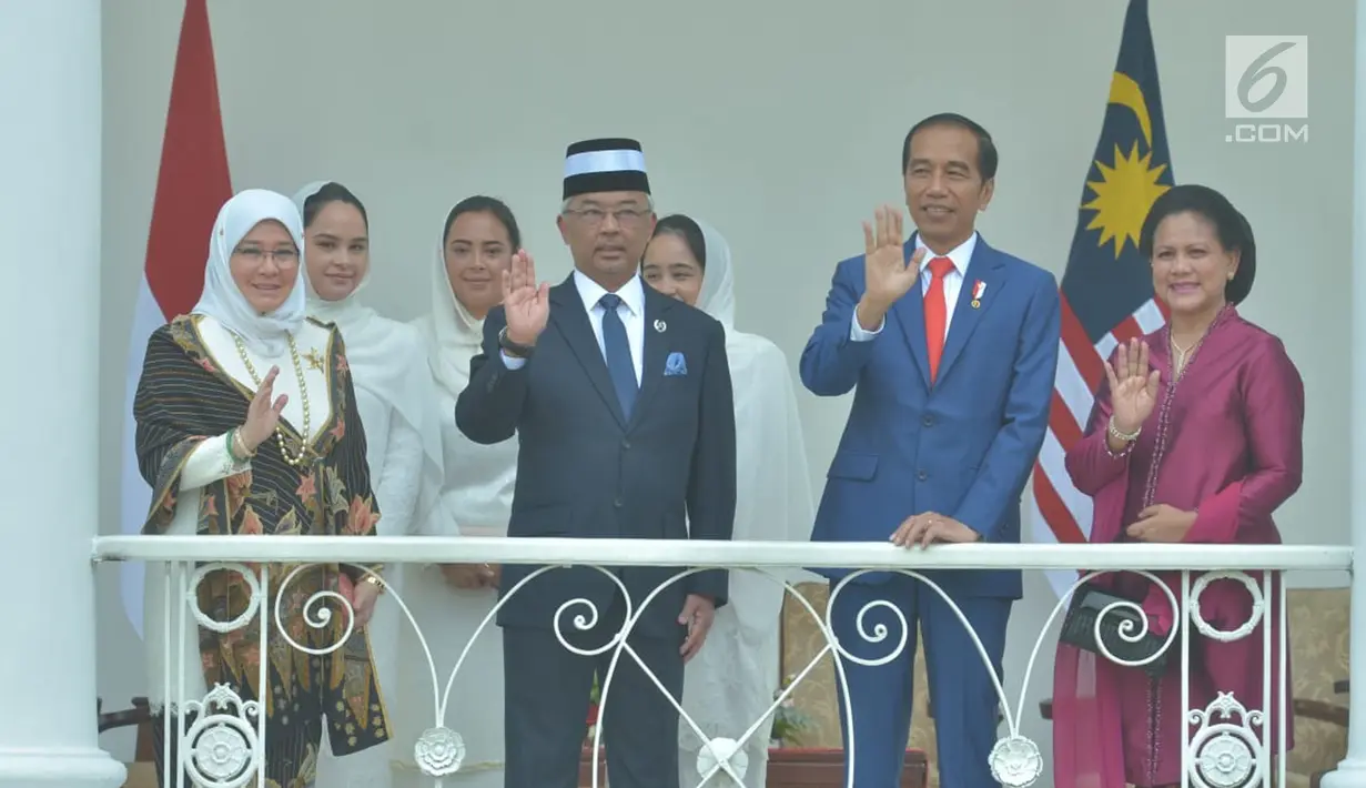 Presiden Joko Widodo didampingi Ibu Negara Iriana bersama Raja Malaysia Yang Dipertuan Agong XVI Al-Sultan Abdullah dan istrinya Tunku Hajah Azizah Aminah Maimunah Iskandariah menyapa awak media di Istana Bogor Jawa Barat, Selasa (27/8/2019). (Liputan6.com/Pool/Seskab:Abdurahman)