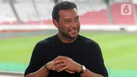 Asisten pelatih timnas Indonesia, Denny Landzaat saat wawancara khusus dengan SCTV di tribun VIP Stadion Utama Gelora Bung Karno, Jakarta, Selasa (14/1/2025). (Liputan6.com/Herman Zakharia)
