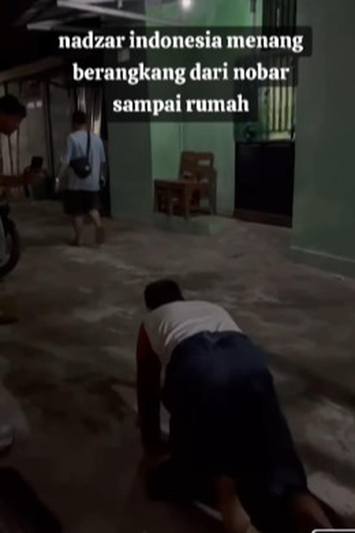Tepati Nazar, Pria ini Merangkak Pulang ke Rumah