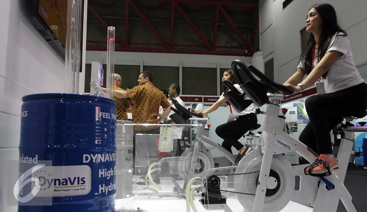 Penjaga stand mencoba produknya saat Pameran JILSE 2016 yang digelar Direktorat Jenderal Bea dan Cukai Kemenkeu di Jakarta, Jumat (21/10). (Liputan6.com/Johan Tallo)