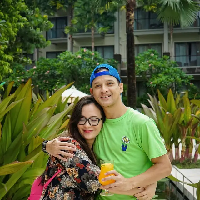 Perut Kian Buncit, Ini 6 Potret Lidi Brugman Makin Romantis dengan Lucky Perdana