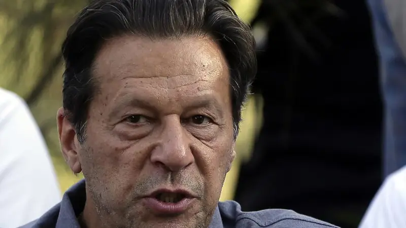 Potret mantan PM Pakistan Imran Khan dalam konferensi pers di Islamabad, 23 April 2022. (Rahmat Gul/AP Photo)