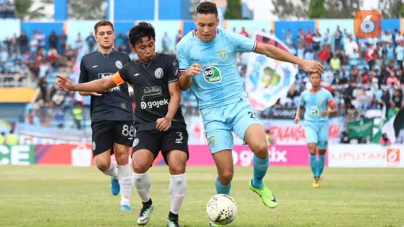 Gelandang Persela, Rafael Oliveira, tengah berebut bola dengan bek PSS, Bagus Nirwanto di Stadion Surajaya, Lamongan, Rabu (11/12/2019).