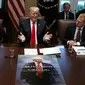 Presiden AS Donald Trump dan posternya yang terinspirasi Game of Thrones (Evan Fucci / AP PHOTO)