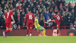 Dua gol kemenangan The Reds dicetak oleh pemain asal Jepang, Takumi Minamino, pada menit ke-27 dan 39. Norwich hanya mampu memperkecil skor lewat Lukas Rupp pada menit ke-76. (AP/Jon Super)