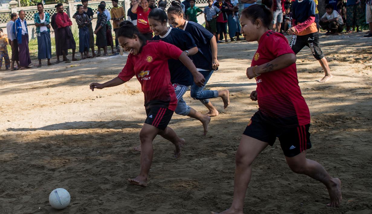Sejumlah wanita bermain sepak bola untuk memperingati Hari Kemerdekaan ke-71 Myanmar di pinggiran Yangon( 4/1). Negara ini merayakan peringatan ke-71 deklarasi kemerdekaannya dari pemerintahan kolonial Inggris. (AFP Photo/Ye Aung Thu)